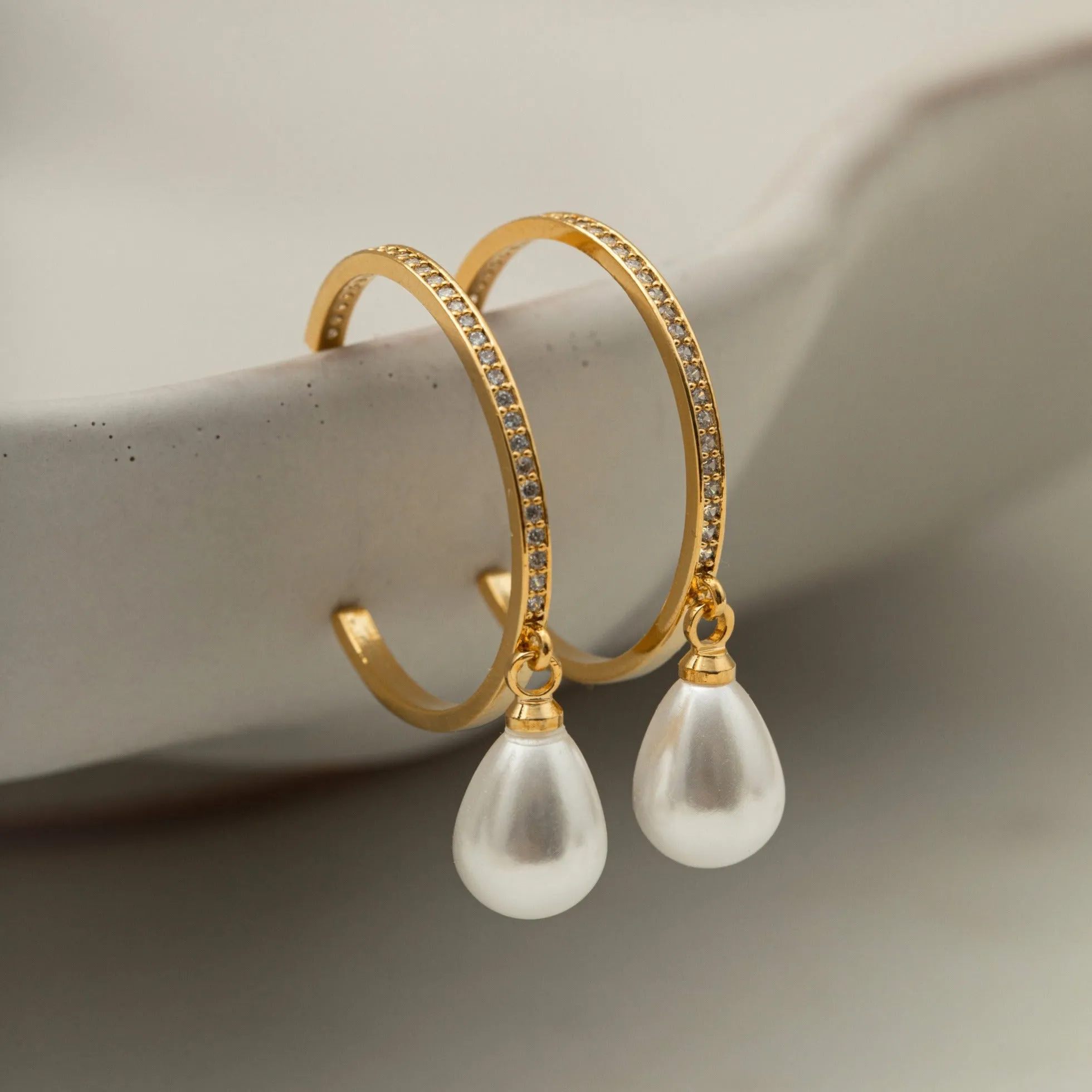 Fine Pave Peardrop Pearl Mid-Sized Hoop Earrings - Gold