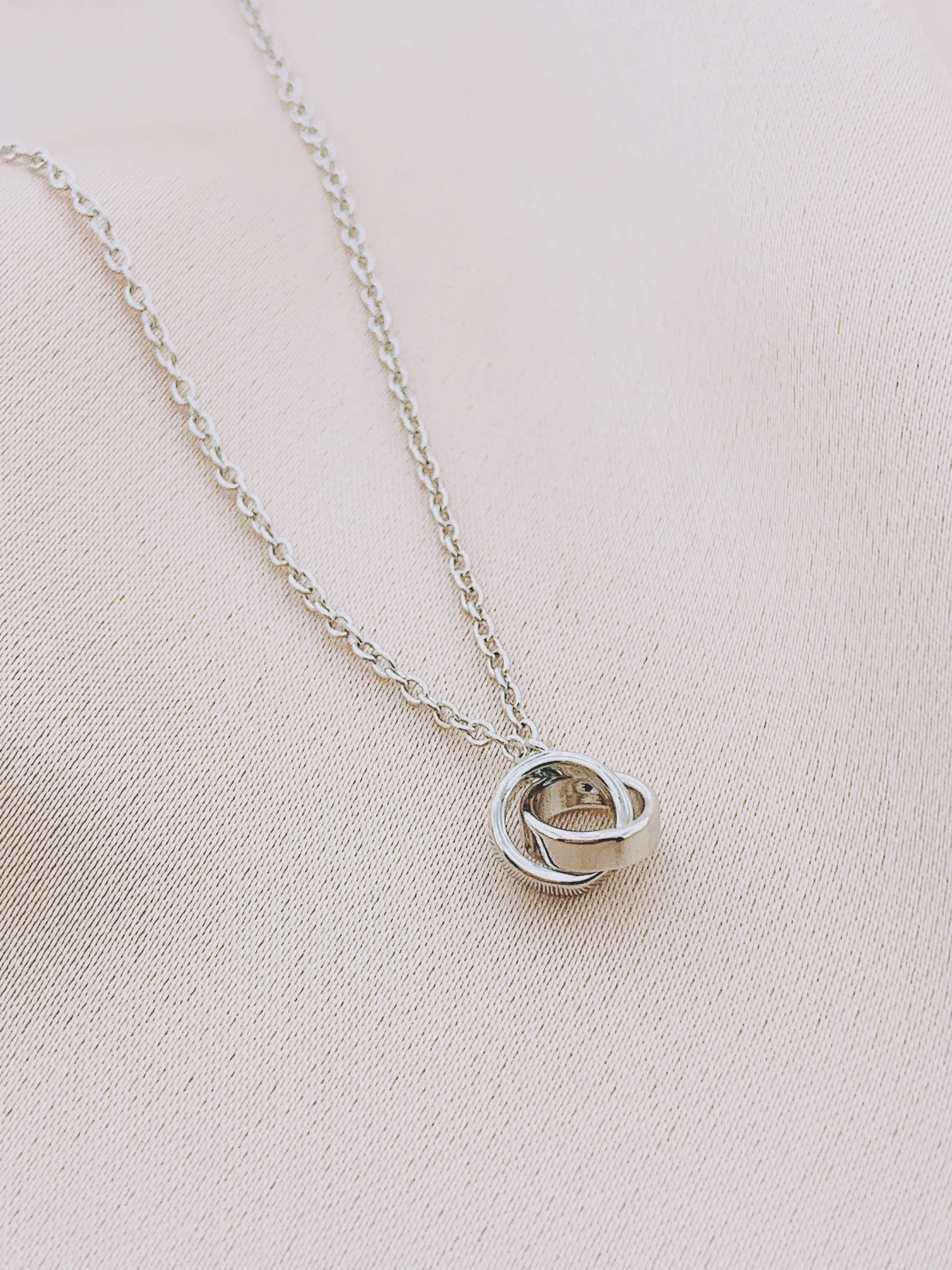 Women's Interlocked Circle Necklace