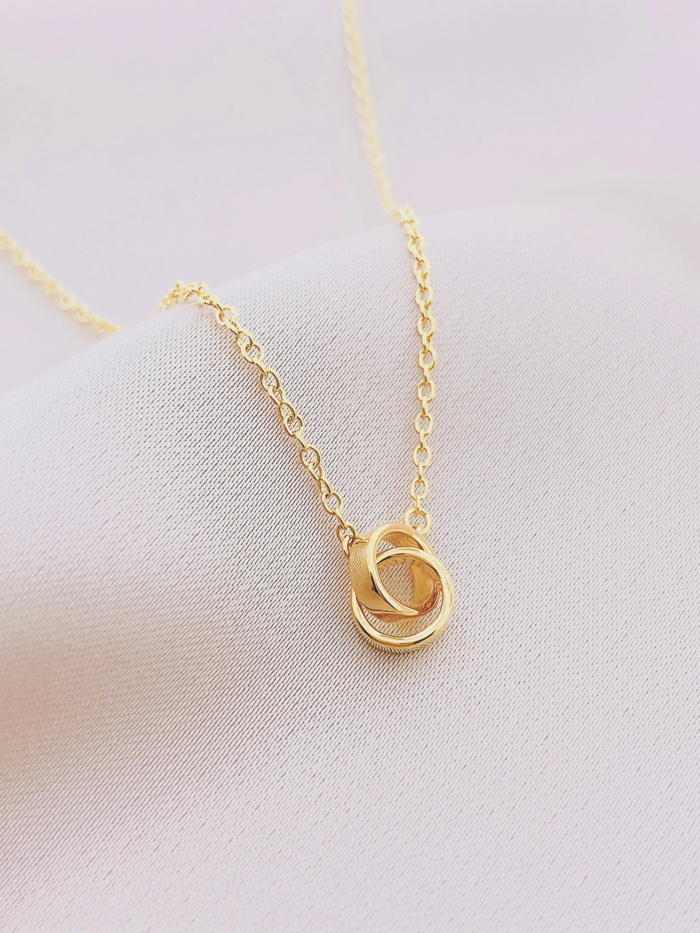 Women's Interlocked Circle Necklace