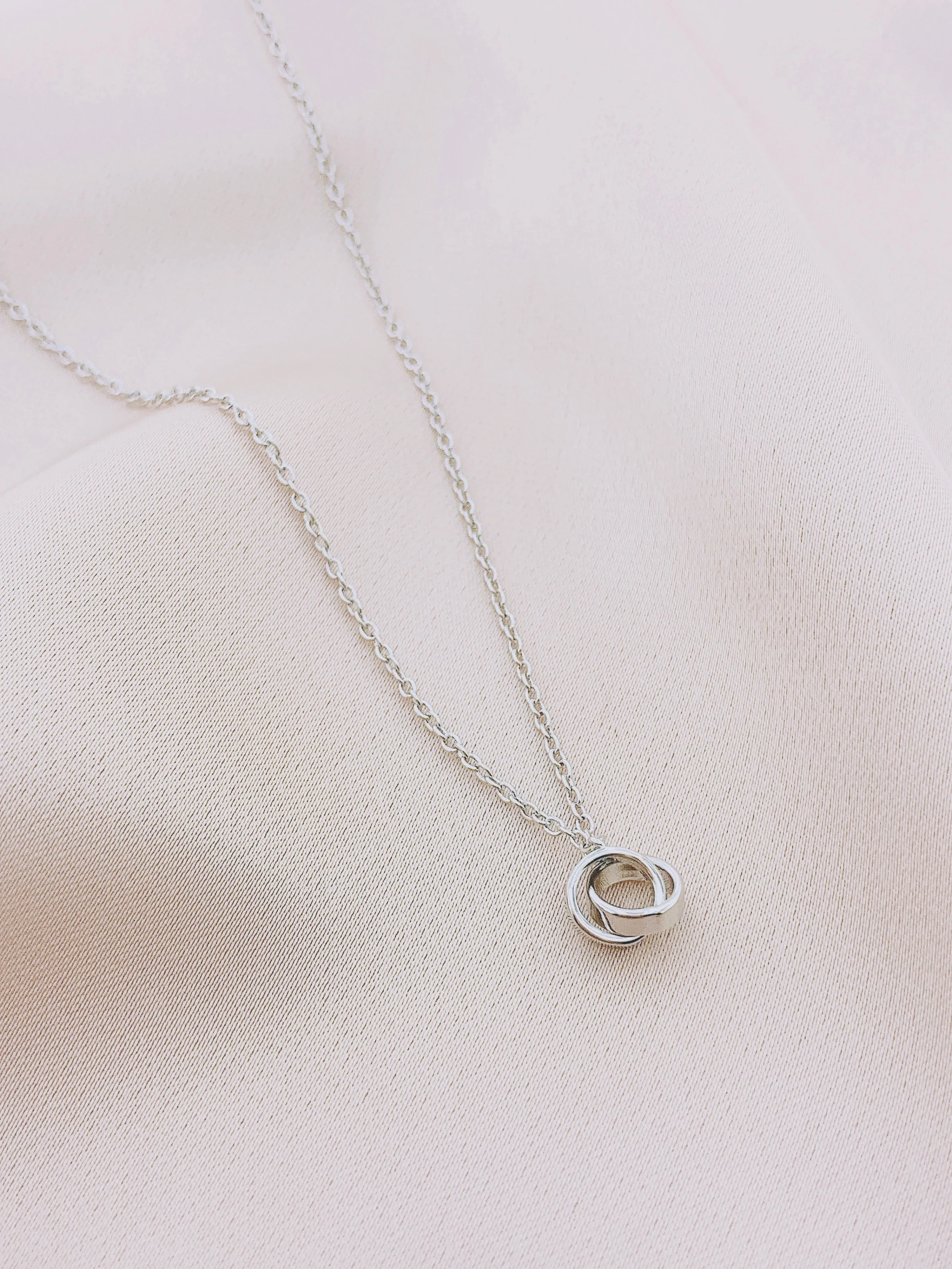 Women's Interlocked Circle Necklace